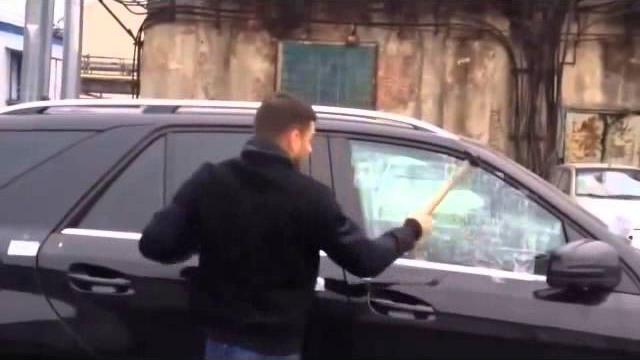 Как разбить стекло в машине Прикол! Без кувалды не обойтись)))