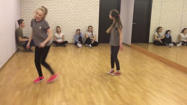 Девченки круто танцуют под песню TATARKA — АЛТЫН // ALTYN