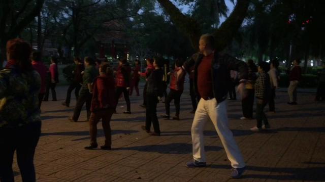 Научил китайцев правильным танцам